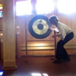 Klangerlebnis in der Bergkirche Klöntal, Claudia Müller am Gong